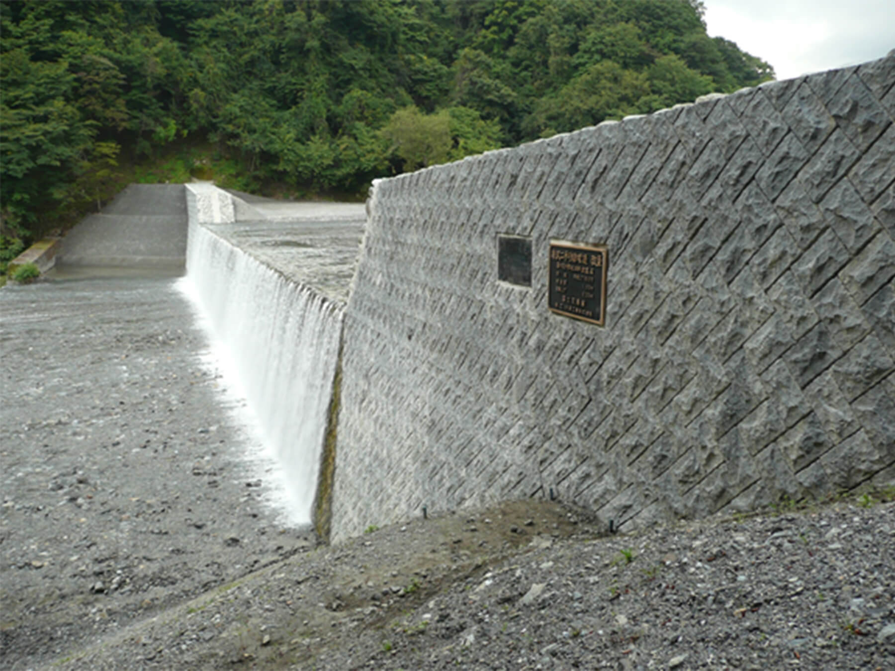 02 ラックストーンの事例：砂防堰堤·床止工 [国交省 唐沢堰堤]